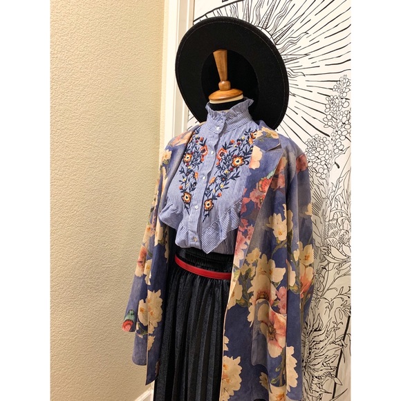 π Beautiful embroidered top - Picture 10 of 11